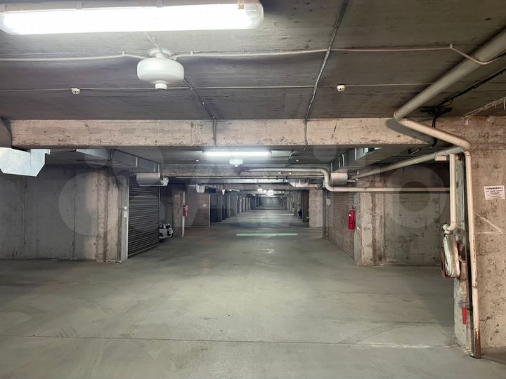 Машиноместо, > 30 м²