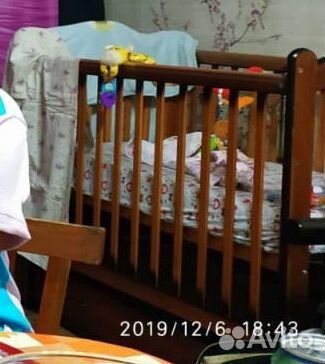 Детская кроватка с маятником и ящиком