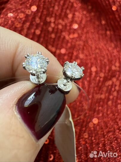 Золотые пусеты с крупными муассанитами