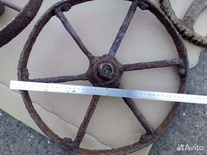 Старинные кованные колеса