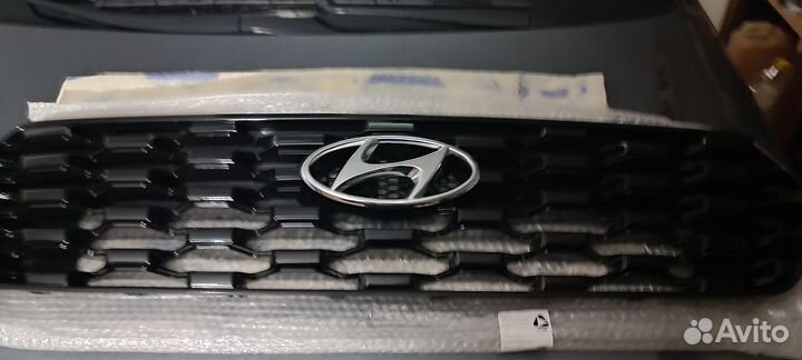 Решетка радиатора глянцевая со значком Хундай