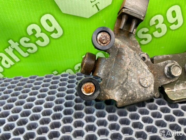 Ролик раздвижной двери задний левый Mazda Mpv LW5W