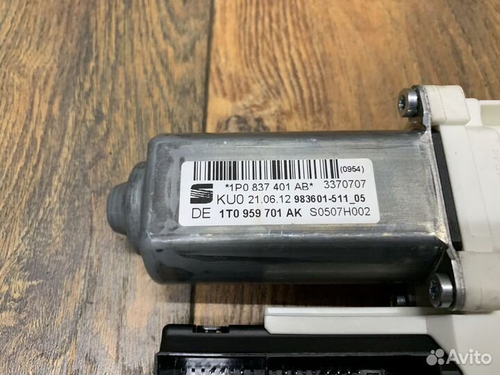 Seat Leon (1P1) Моторчик стеклоподъемника LH RH