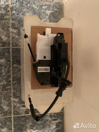 Замок двери передней правый Kia Ceed 813201H060