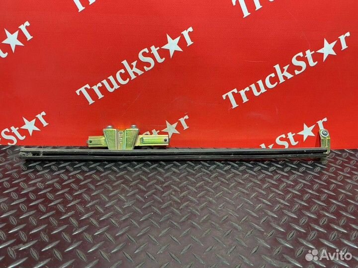 Направляющая стекла двери левой