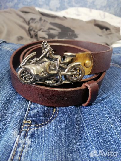 Женский ремень с пряжкой девушка на мотоцикле