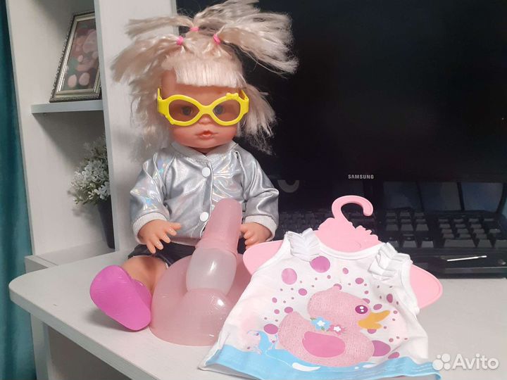 Куклас одеждой и с бутылочкой и горшком