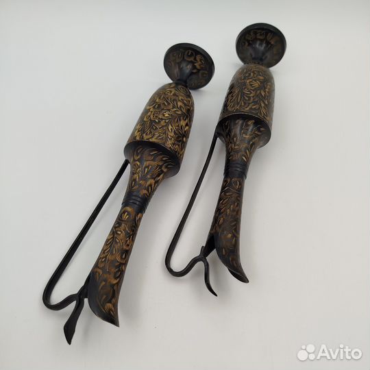 Набор парных кувшинов, выполненных в восточным