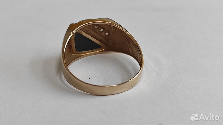 Мужское кольцо-печатка с ониксом из золота 585 про