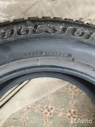 Bridgestone Blizzak Spike-01 235/65 R17