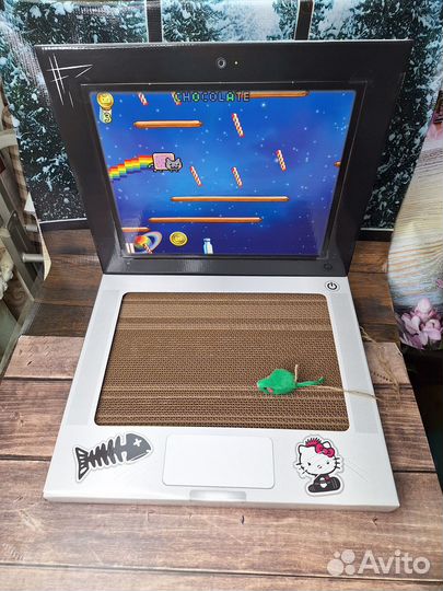 Картонная когтеточка для котов с игрушкой