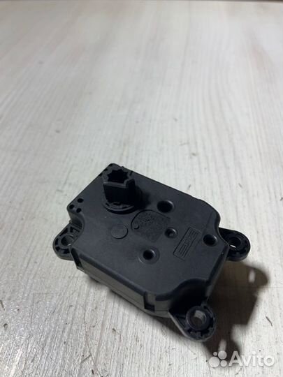 Моторчик заслонки отопителя Ford Focus 3