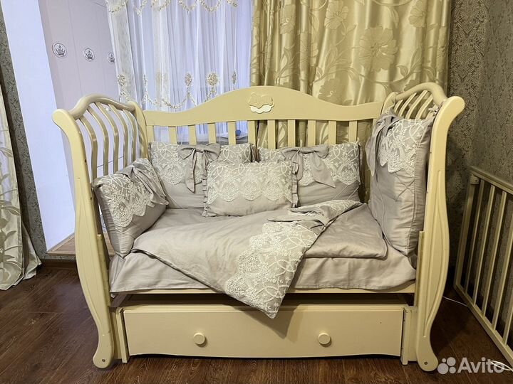 Детская кроватка с маятником и ящиком