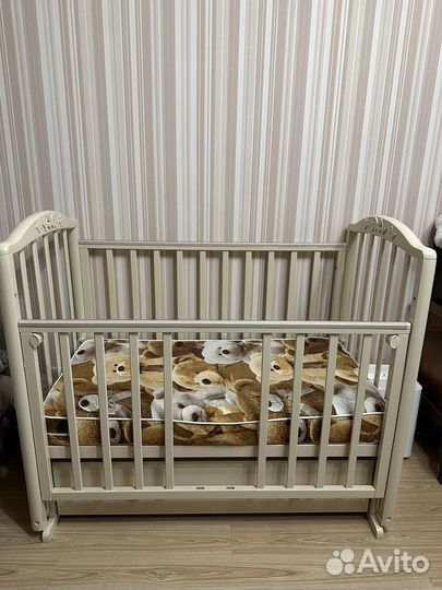 Детская кроватка с маятником и ящиком