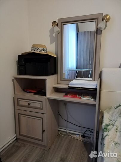 Трюмо с зеркалом и подсветкой