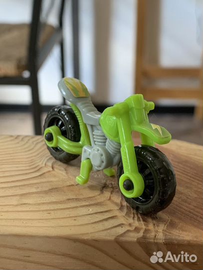 Мотоцикл игрушка из киндера