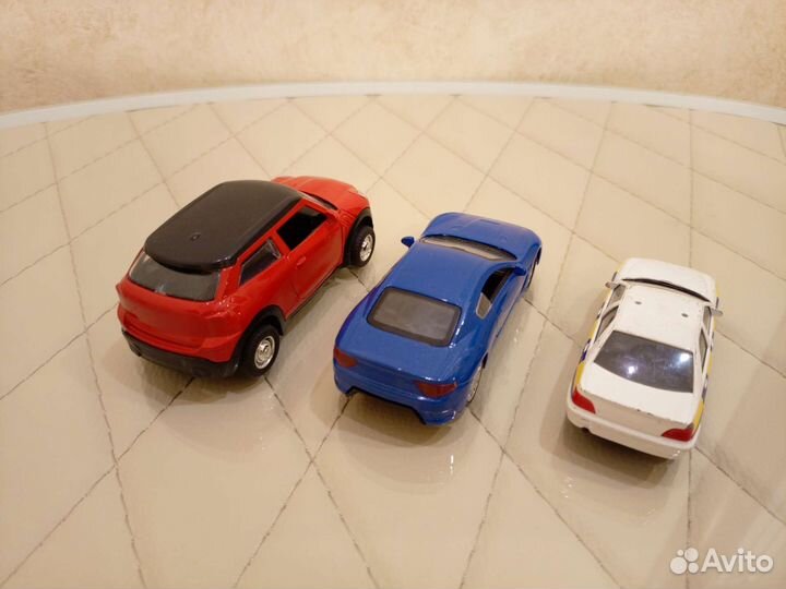 Игрушечный автомобиль