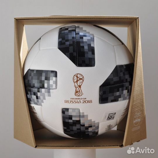 Футбольный мяч adidas Telstar чемпионата мира 2018