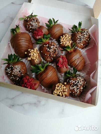 Клубника в бельгийском шоколаде, финики, бананы