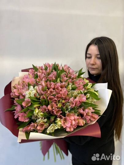 51 ветка альстромерии в оформлении