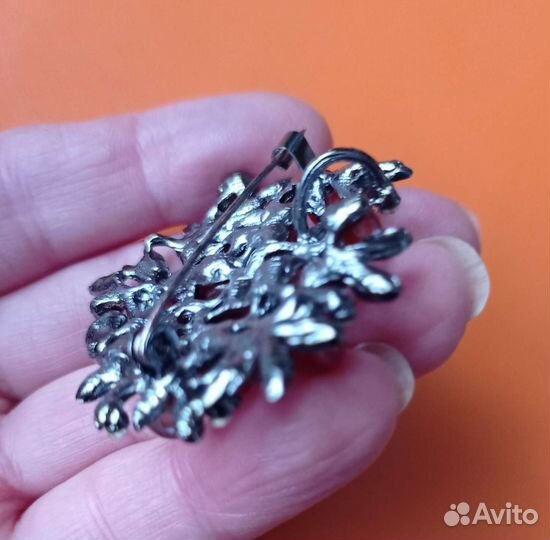 Красивая брошь с натур.камнями. Новая