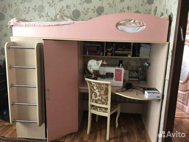 Детская кровать. Письменный стол. Шефоньер