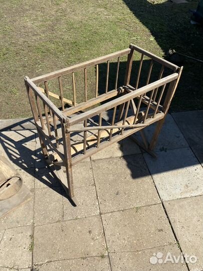 Старинная детская кроватка и предметы старины