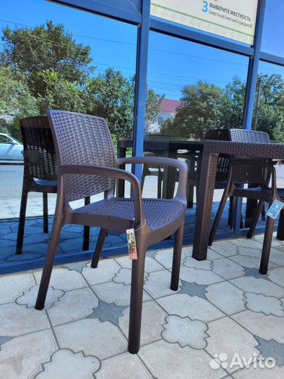 Столик плетеный