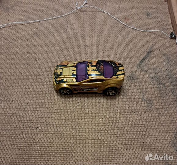 Золотая машинка Hot wheels