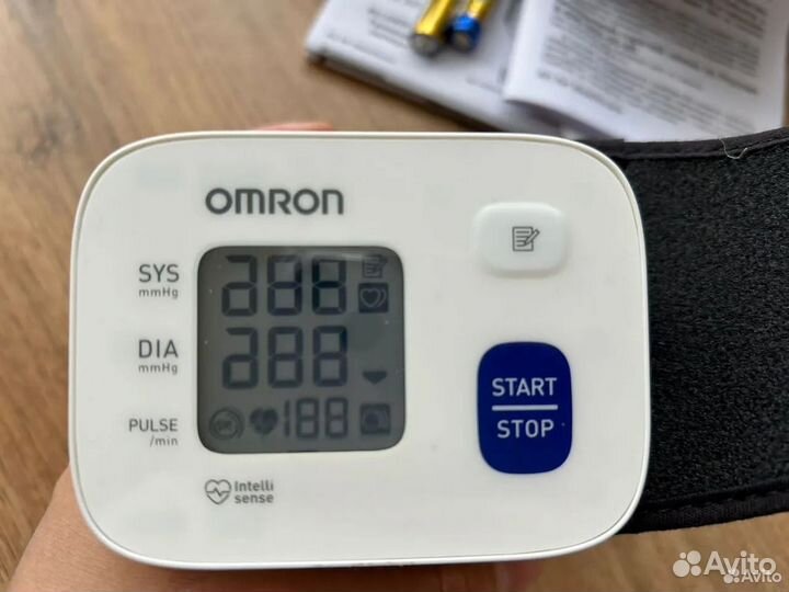 Тонометр на запястье Omron RS1