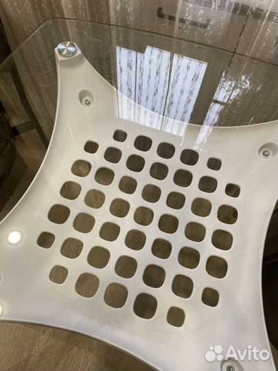 Кухонный стол стеклянный