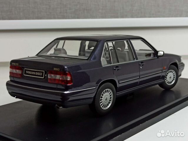 Volvo 960 Aubergine pearl 1:18