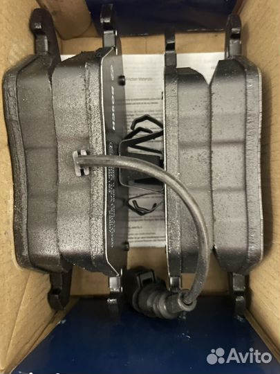 Колодки тормозные передние с датчиком износа