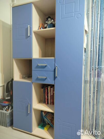 Книжный шкаф, стол письменный