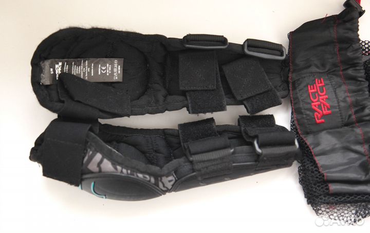 Защита локтя RaceFace Protekt Arm S/M подростковая
