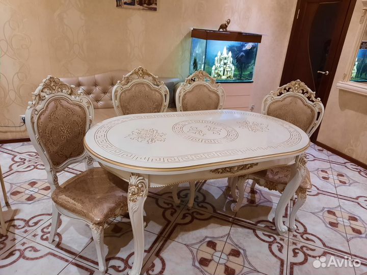 Стол обеденный и стулья