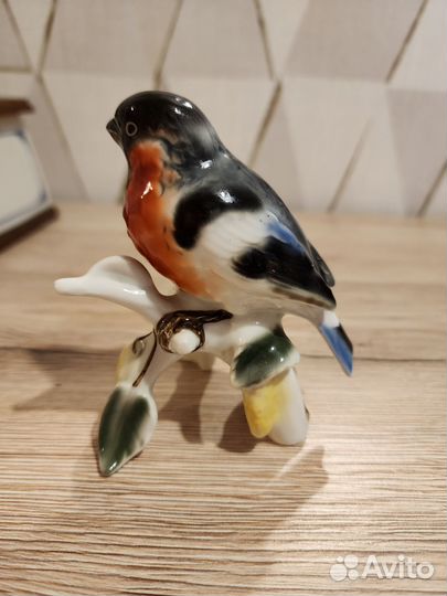 Статуэтка снегирь