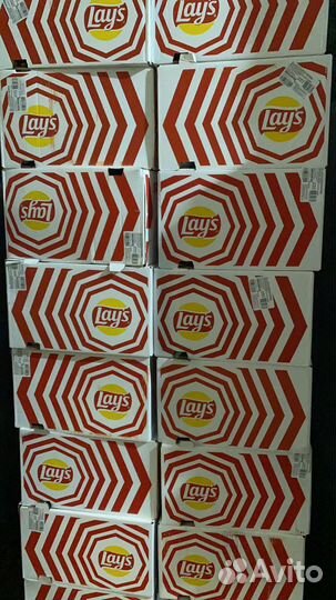 Чипсы, малосольные огурчики. Лейс