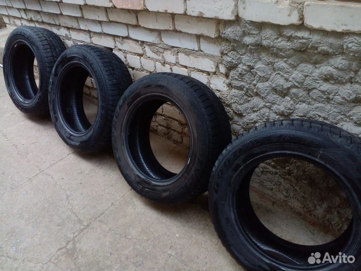 Goodyear GT 2 235/65 R17 104V