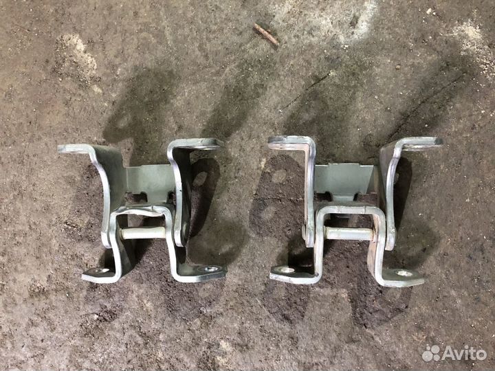 Петля двери багажника Сузуки Гранд Витара 3