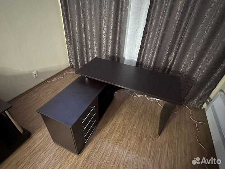 Угловой компьютерный стол