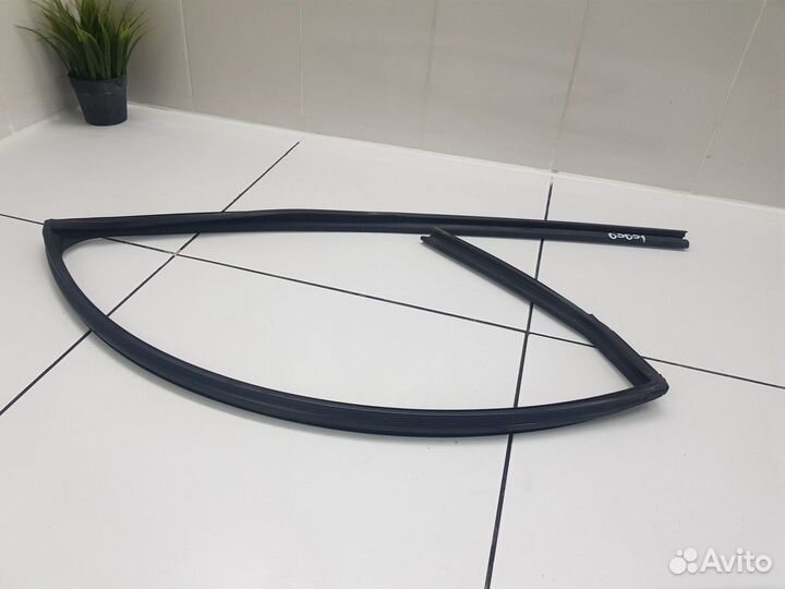 Уплотнитель стекла задней правой двери