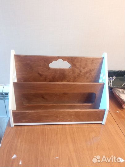 Детская книжная полка на колесиках домик