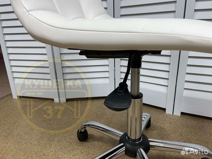 Стул мастера на колесиках