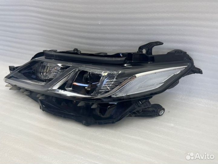 Фара передняя левая Toyota Camry V70/V75 2017-2023