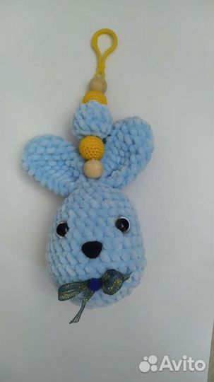 Зайка погремушка вязанная