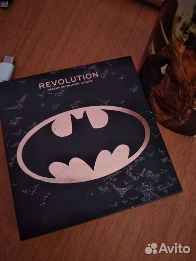 Палетка теней makeup revolution batman