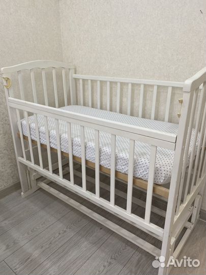 Детская кроватка с маятником