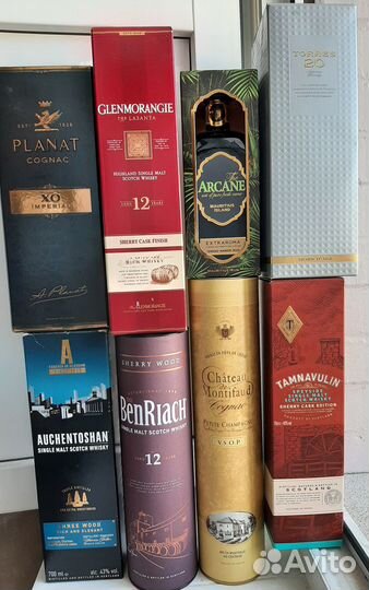 Коробка и пустая бутылка из под виски