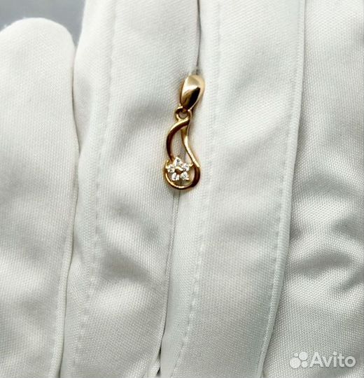Золотая подвеска с камнем